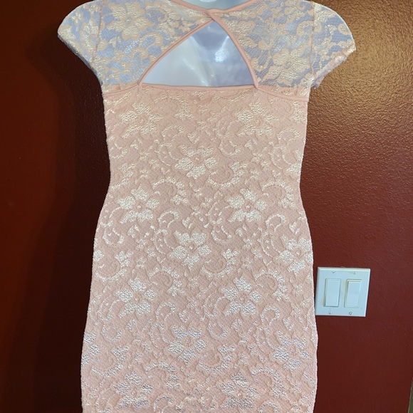 Lace Dress 👗 Peach/ Cream color LIKE NEW!! - Picture 6 of 8